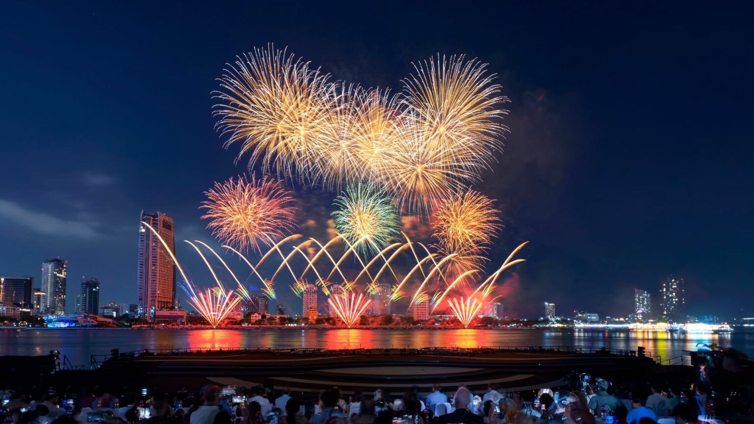 Tour de Hue a Da Nang - Festival Internacional de Fuegos Artificiales de Da Nang 2026 