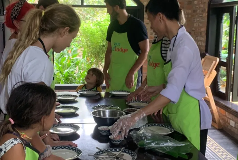 Tour de la ville de Hué avec vélos et cours de cuisine dans le village de Thuy Bieu
