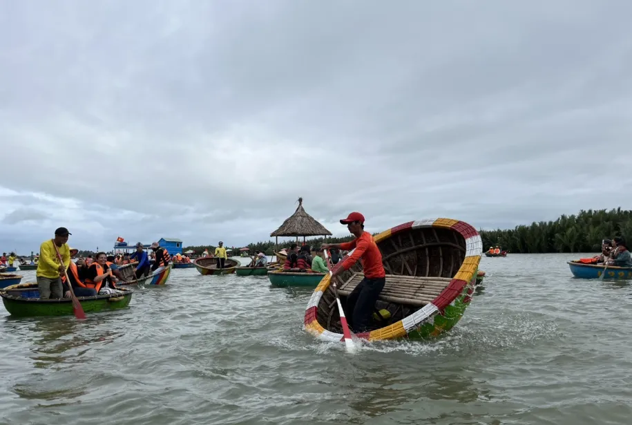 Coconut boat ride in Cam Thanh