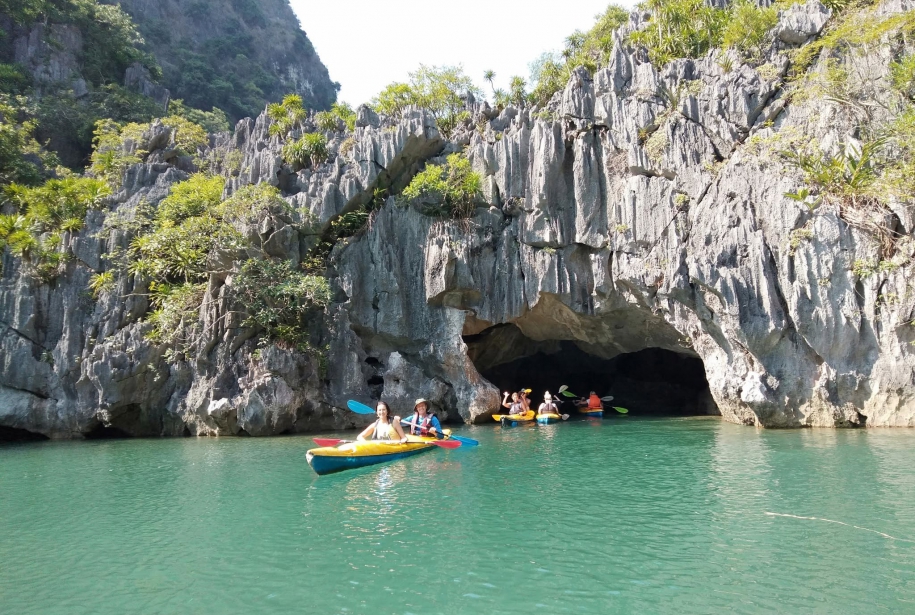 Lan Ha Bay Full-Day Cruise from Cat Ba