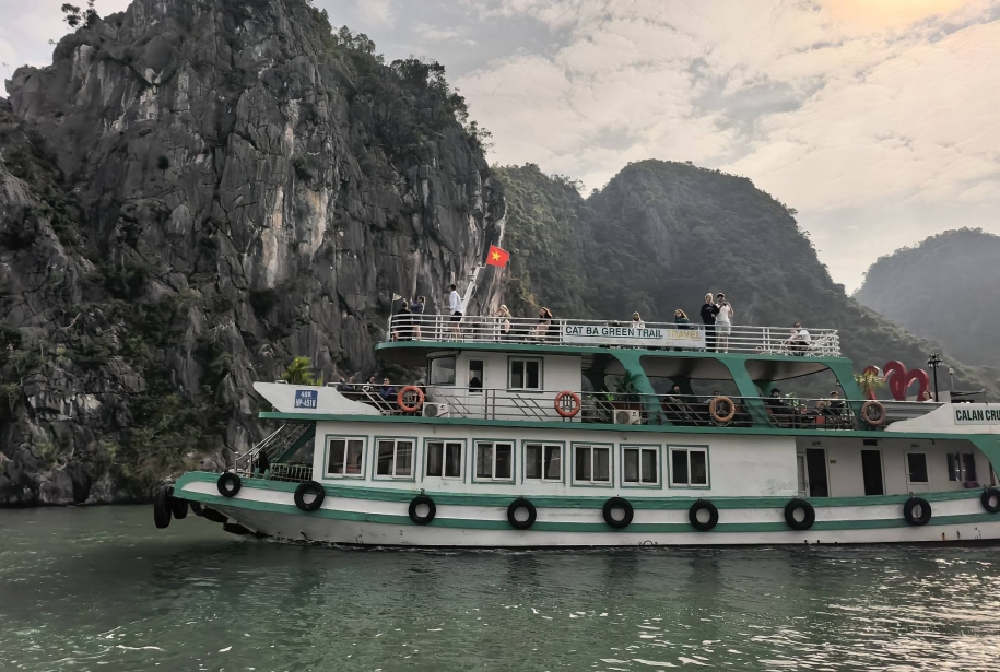 Lan Ha Bay Full-Day Cruise from Cat Ba