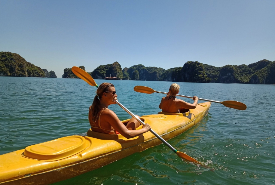 Lan Ha Bay Full-Day Cruise from Cat Ba