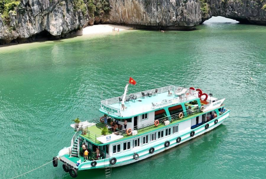 Lan Ha Bay Full-Day Cruise from Cat Ba