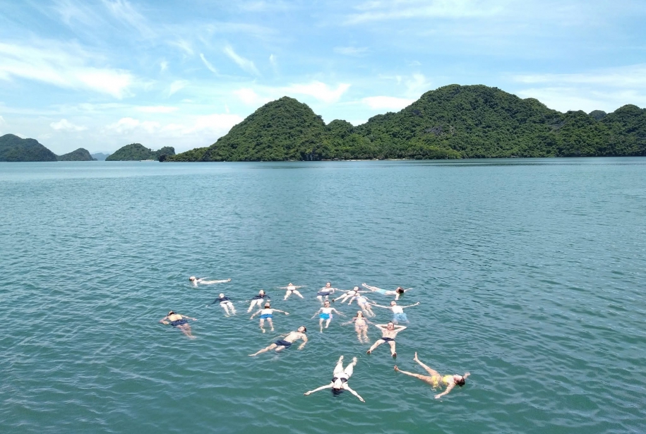 Lan Ha Bay Full-Day Cruise from Cat Ba